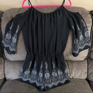 Bisou Bisou Women’s open shoulder flowy romper